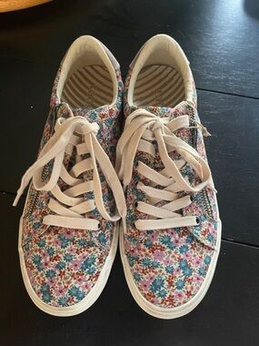 Taos floral sneaker size 8.5